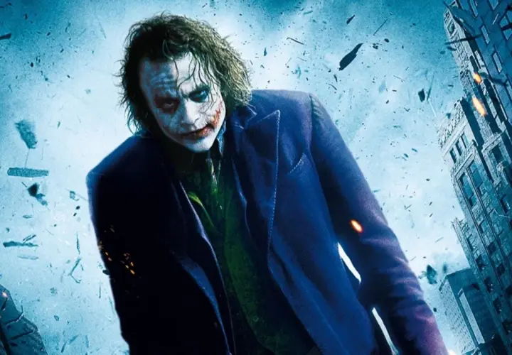 La storia di Joker, con il suo trucco iconico e il completo viola, emerge da un caos di detriti urbani e esplosioni.