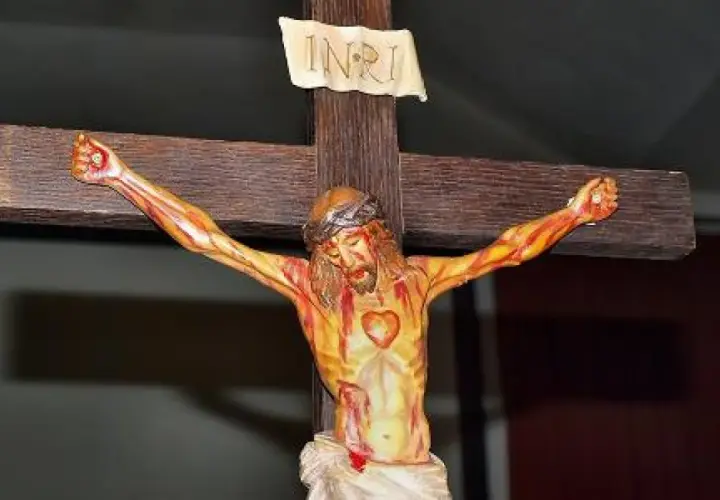 Figurka Jezusa na krzyżu, symbolizująca drogę krzyżową. Widoczny napis INRI.