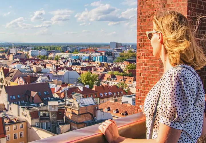 Kobieta podziwia panoramę Wrocławia. Idealne miejsce, by zaplanować, co zobaczyć wrocław co zobaczyć w 1 dzień.