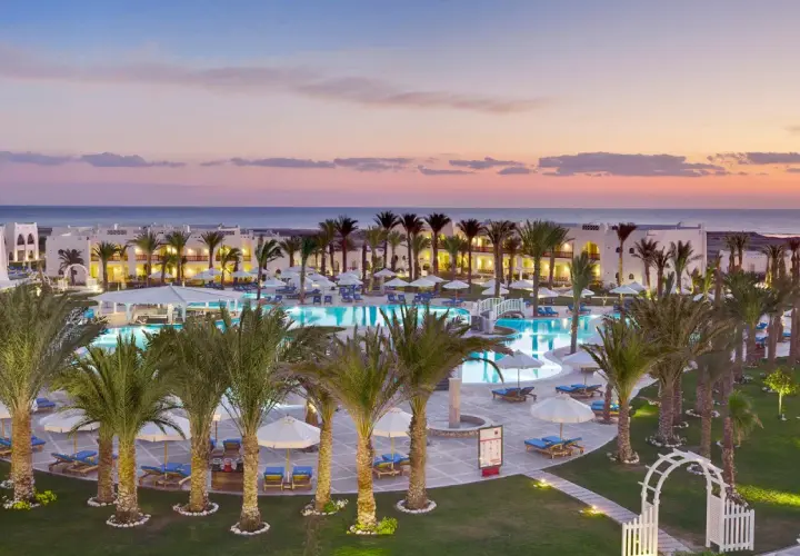 Piękny widok na basen i plażę w Hilton Marsa Alam Nubian Resort. Opinie gości potwierdzają rajskie wakacje.