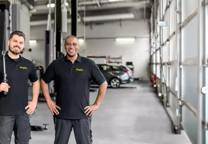 Zwei Mechaniker in einer Werkstatt. Suchen Sie KFZ Meister Stellenangebote? Hier finden Sie Ihr neues Team!