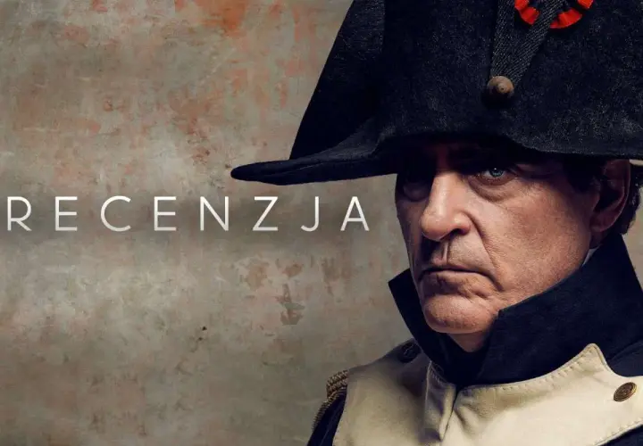 Napoleon recenzja filmu: zbliżenie na twarz aktora w historycznym stroju, z widocznym napisem "RECENZJA".