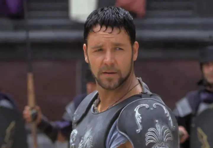 Maximus, protagonista de "Il Gladiatore", pronto alla battaglia. Le recensioni del film lodano la sua interpretazione.