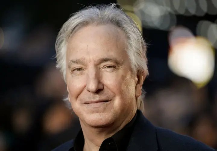 Uśmiechnięty Alan Rickman, z siwymi włosami, jakby właśnie skończył czytać fascynującą książkę.