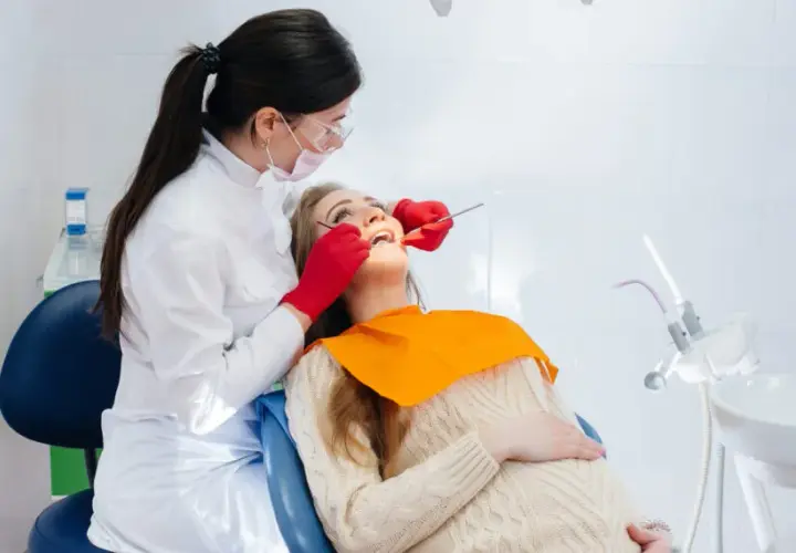 Dentysta po porodzie: Kiedy i jak bezpiecznie zadbać o zęby?