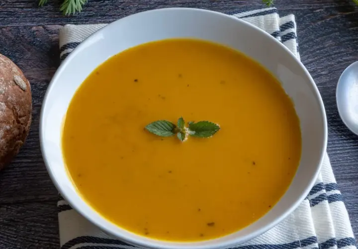 Aksamitna marchwianka z miętą, podana z chrupiącym chlebem. Idealna na chłodne dni.