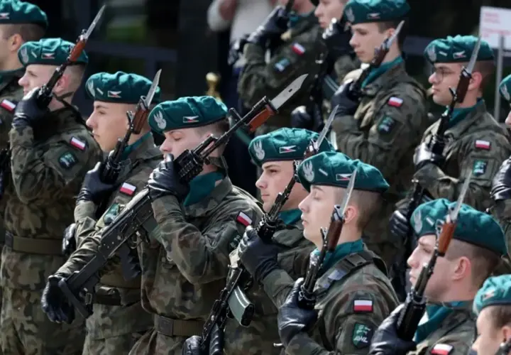 Ile zarabia cywil w wojsku? Pensje, dodatki i perspektywy
