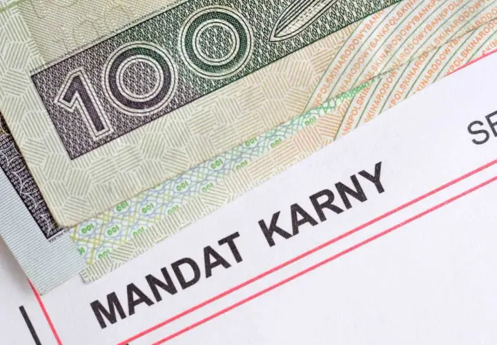 Polskie banknoty i dokument "MANDAT KARNY". Zastanawiasz się, jak sprawdzić mandat z Austrii online?
