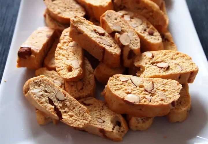 Stos chrupiących cantuccini z migdałami, idealnych do kawy. Prosty cantuccini przepis na pyszne ciasteczka.