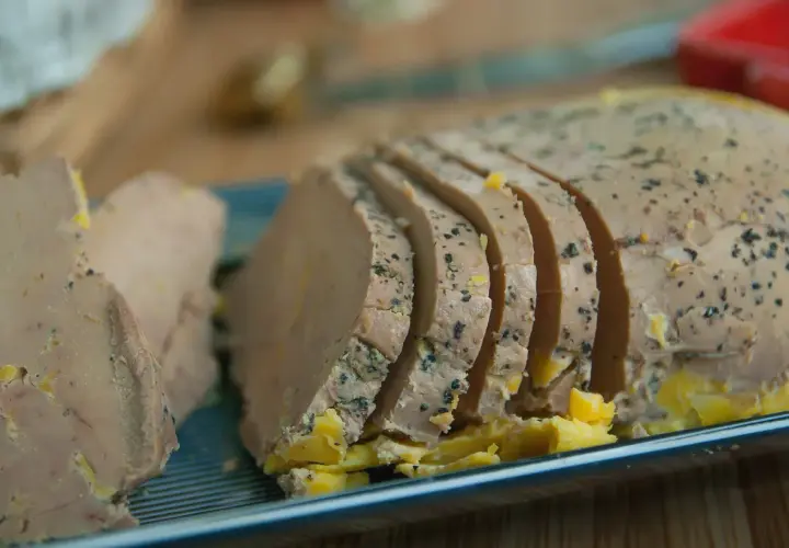 Tranche de foie gras assaisonnée, prête à être dégustée avec un vin blanc de Bourgogne.