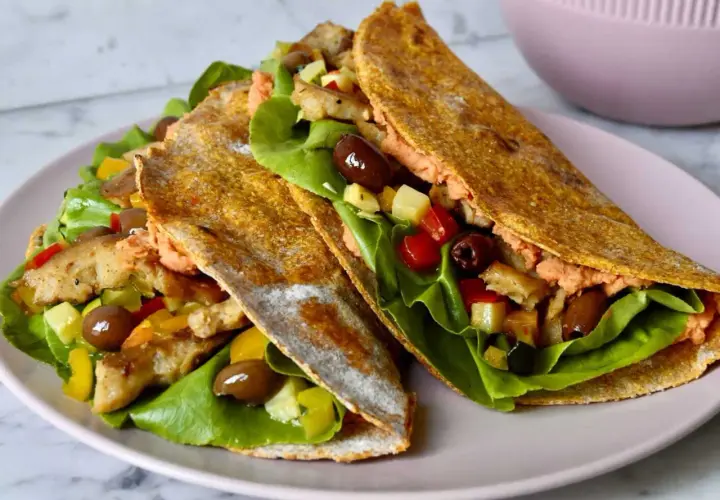 Piadina di carote ripiena di verdure fresche, olive e un cremoso paté. Un pasto colorato e gustoso.
