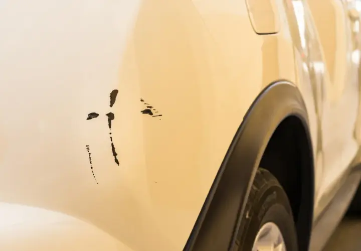 Arañazo profundo en coche color crema. ¿Buscas reparar arañazo profundo coche precio?