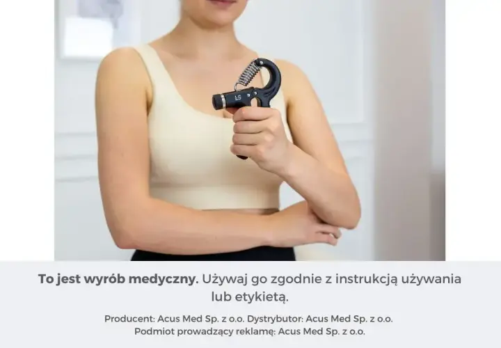 Kobieta ćwiczy chwyt dłoni za pomocą przyrządu, pokazując, jak wzmocnić nadgarstki.