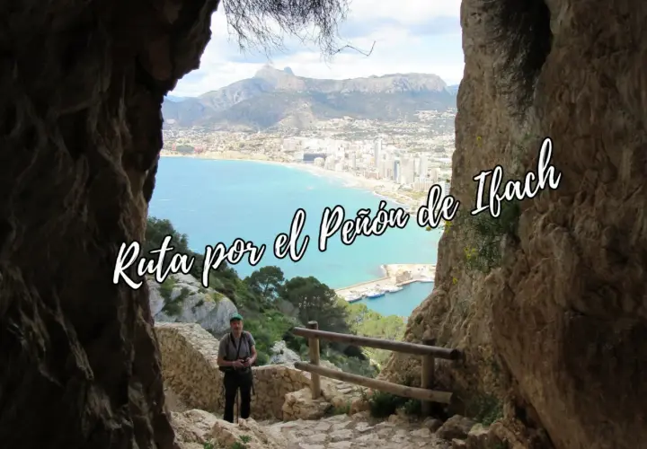 Hombre en la ruta peñon de ifach, con vistas al mar y la ciudad.