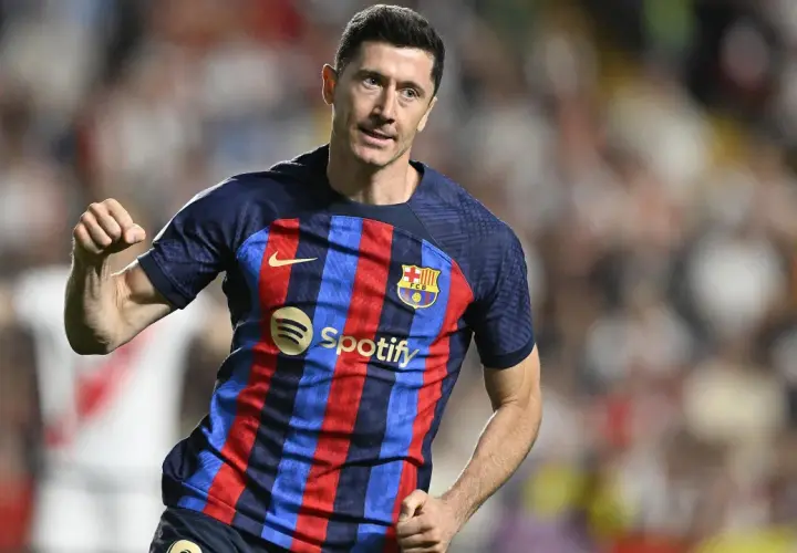 Robert Lewandowski w koszulce FC Barcelony, który rozegrał najwięcej meczów w Lidze Mistrzów, cieszy się z bramki.