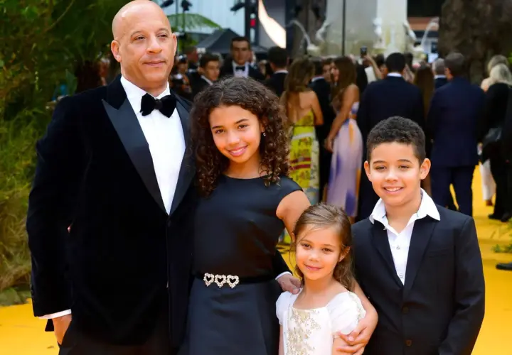 Vin Diesel z trójką dzieci na czerwonym dywanie.