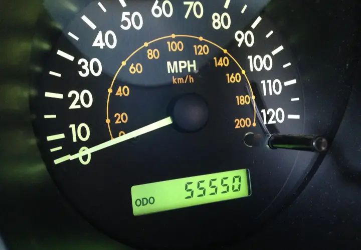 Wakuometr, czyli licznik kilometrów, pokazuje 55550 km. Wskazówka prędkościomierza znajduje się między 0 a 20 MPH.