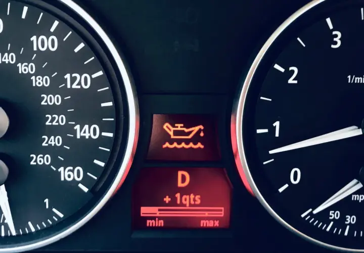 Luz de aceite encendida en el tablero. Indica cómo saber si hay que cambiar el aceite del coche.