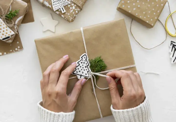 Jak zapakować prezent o nieregularnym kształcie? Proste triki DIY