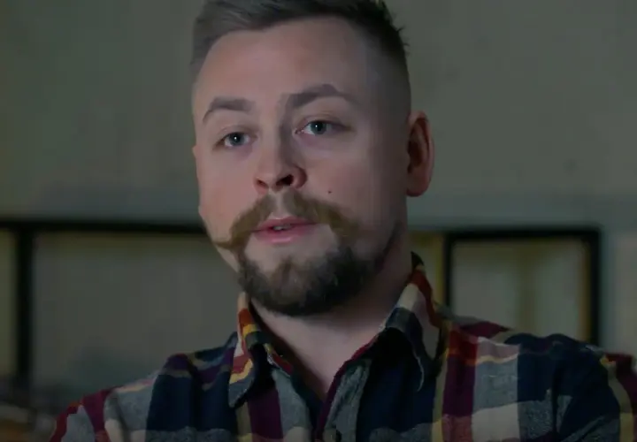 Man med mustasch och rutig skjorta, kanske i en dokumentär om en stalker svt.