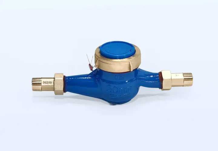 Medidor de agua azul con conexiones doradas. Su diseño eficiente minimiza la caida de presion en el sistema.