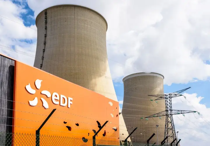 Chłodnie kominowe elektrowni EDF, która odpowiada za to, ile elektrowni atomowych ma Francja.