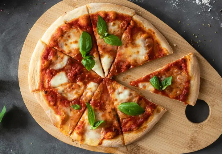 Pyszna pizza Margherita z ciągnącym serem i świeżą bazylią. Proste ciasto na pizzę zawsze wychodzi, idealne na szybki obiad.