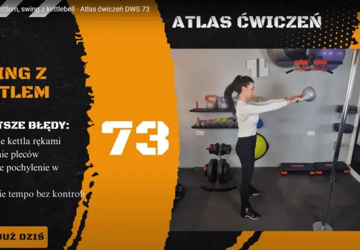 Kobieta wykonuje swing z kettlem, ćwiczenie numer 73 z Atlasu Ćwiczeń. Na ekranie widać też listę najczęstszych błędów.