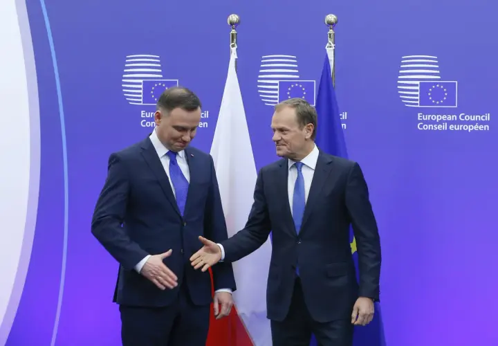 Andrzej Duda i Donald Tusk witają się na tle flag UE. Czy to początek lepszej współpracy, czy tylko pozory, dlaczego prezydent unika wspólnych konferencji?