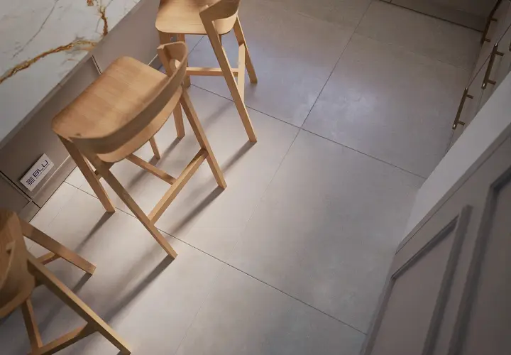 Nowoczesna kuchnia z drewnianymi hokerami i eleganckim gres hiszpański na podłodze.