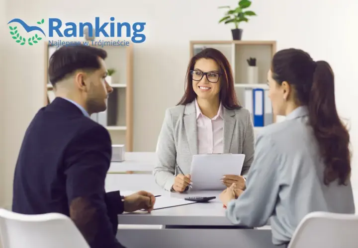Doradca finansowy rozmawia z parą przy biurku.