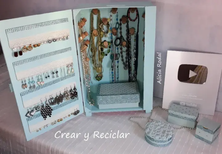 Joyero manualidades con muchos collares y pendientes. Un proyecto de "Crear y Reciclar" con un toque brillante.