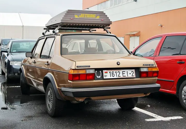 Złoty Volkswagen Jetta GLS z bagażnikiem dachowym Jetbag. Na tablicy rejestracyjnej widnieje numer 1612 EI-2.
