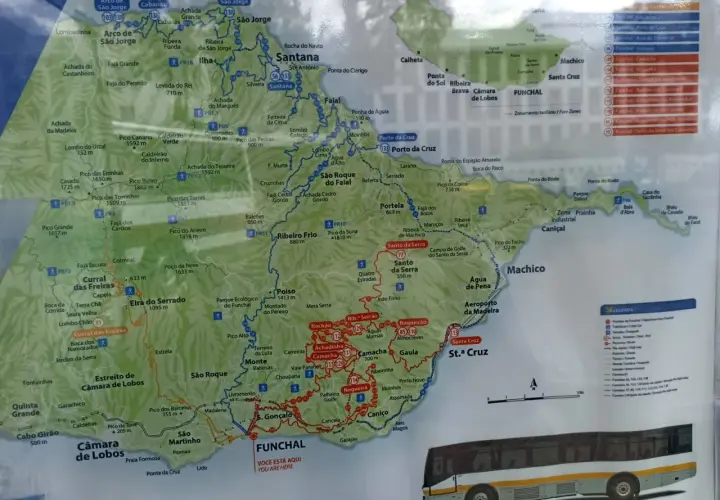 Mapa turystyczny Madery z zaznaczonym **madera transport publiczny** - trasy autobusów, szlaki piesze i punkty widokowe.