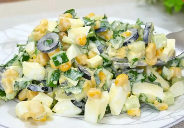 Deliziosa insalata di cetrioli con uova sode, mais, olive e un cremoso condimento. Perfetta per un pasto leggero.