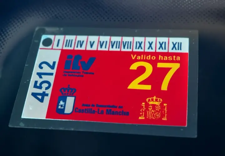 Pegatina de ITV caducada, pero con cita previa. Muestra el número 4512 y que el vehículo es de Castilla-La Mancha.