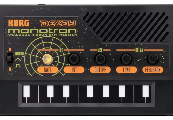 Korg Monotron Delay – co to jest syntezator? Czarny, analogowy syntezator z taśmą, klawiaturą i pokrętłami do kontroli dźwięku.
