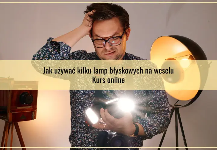 Mężczyzna z aparatem i lampami błyskowymi, uczący się jak używać kilku lamp błyskowych na weselu. Kurs fotografii online.