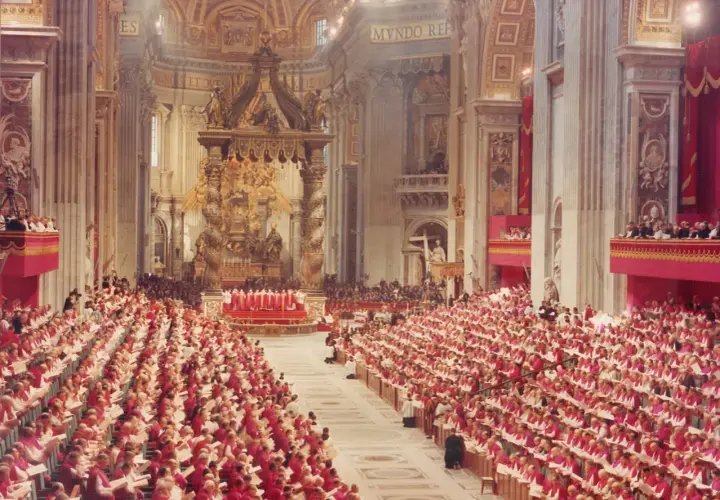 Große Versammlung von Geistlichen in roten Gewändern in einer prächtigen Kirche. Die Bedeutung einer Synode wird hier durch die schiere Anzahl der Teilnehmer und die feierliche Atmosphäre deutlich.