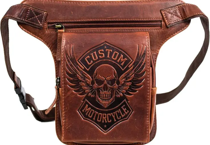 Borsa in pelle marrone con teschio alato e scritta "Custom Motorcycle". Perfetta per un look da motociclista vintage.