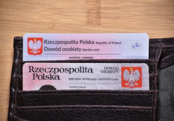 Dwa polskie dowody osobiste w portfelu. Czy istnieje obowiązek meldunkowy? Dowody potwierdzają tożsamość.