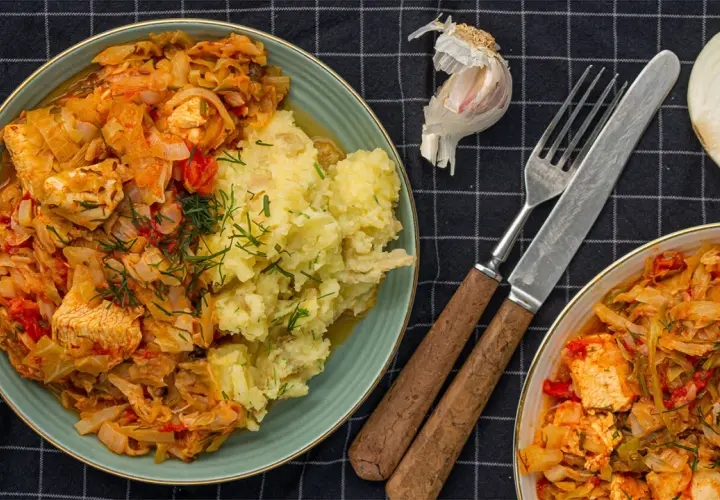 Pyszny bigos z kiszonej kapusty i mięsa, podany z ziemniakami. Zastanawiasz się, ile kalorii ma bigos z kiszonej kapusty?