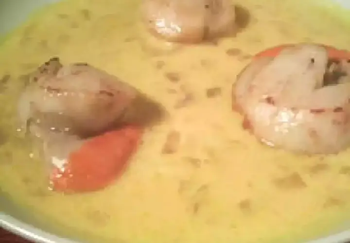 Trois saint-jacques flambées au whisky à la crème, servies dans une sauce onctueuse.