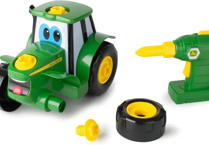 Zabawkowy traktor John Deere z wkrętarką i elementami do montażu. Dziecko może samodzielnie przykręcać koła.