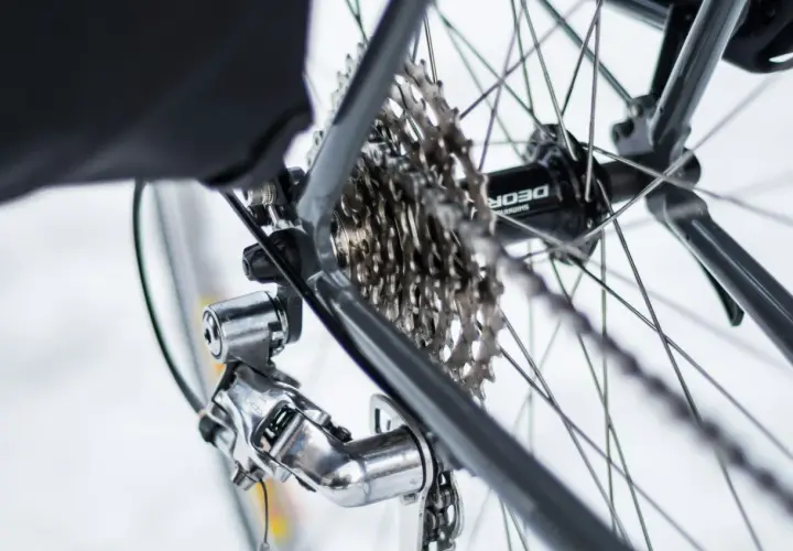 Błyszczące przerzutki Shimano Deore na kasecie rowerowej.