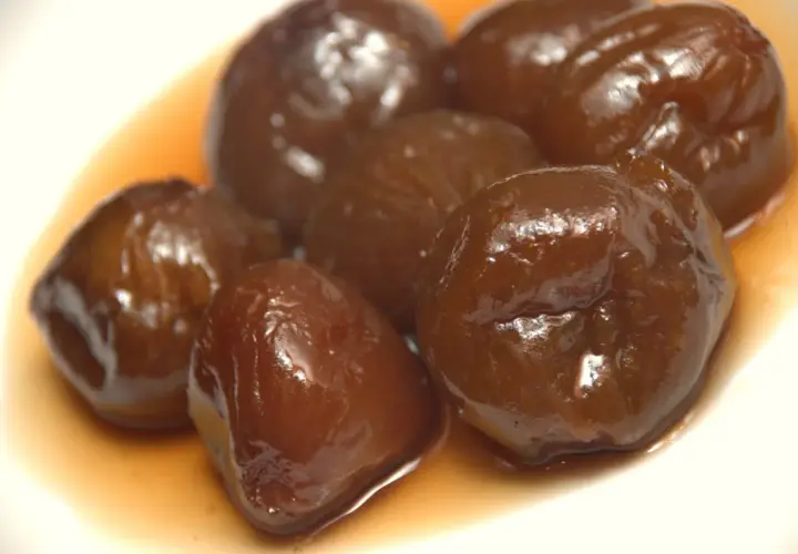 Fichi caramellati lucidi e invitanti, immersi in uno sciroppo dorato. Un dolce classico che profuma di tradizione.