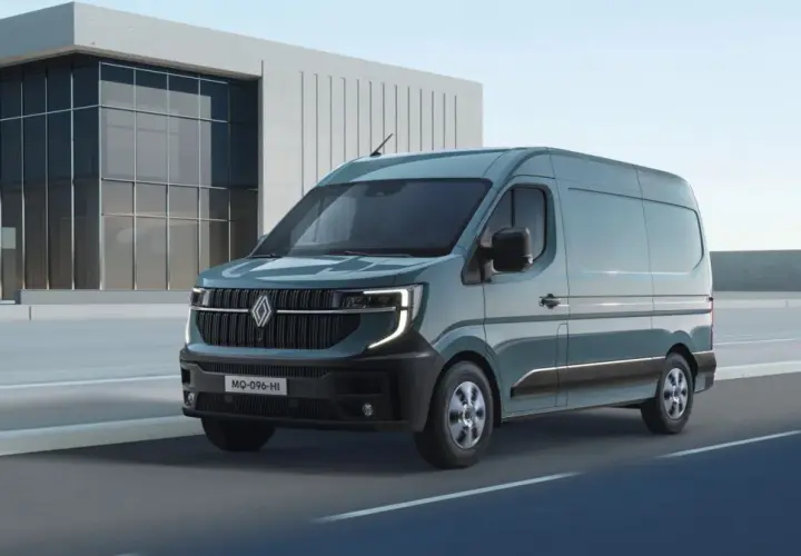 Nowy Renault Master 4 w kolorze morskim, z nowoczesnym designem, przemierza drogę obok futurystycznego budynku.
