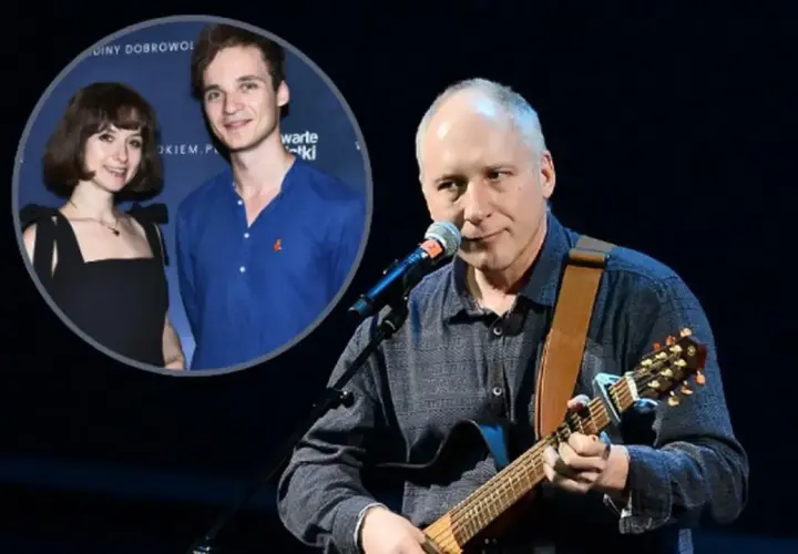 Kuba Sienkiewicz gra na gitarze, a w tle widać jego dzieci.