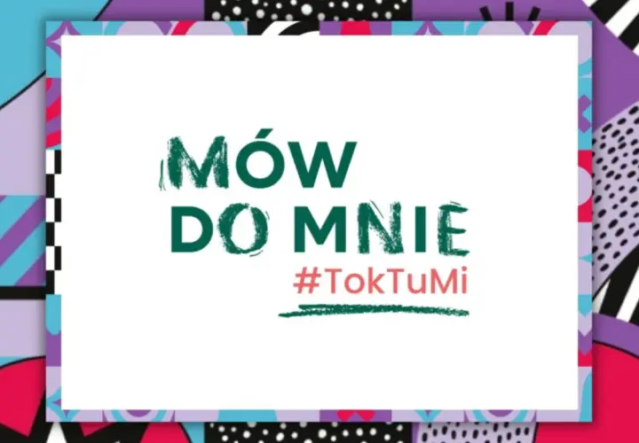 Mów do mnie, gdy widzisz hasło #TokTuMi na tle kolorowych, geometrycznych wzorów.