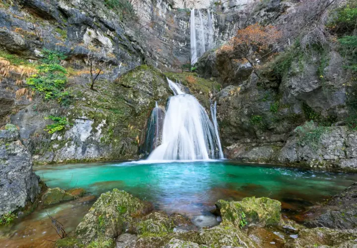 Cascada espectacular con agua turquesa, ideal para descubrir qué ver en Riopar y disfrutar de la naturaleza.